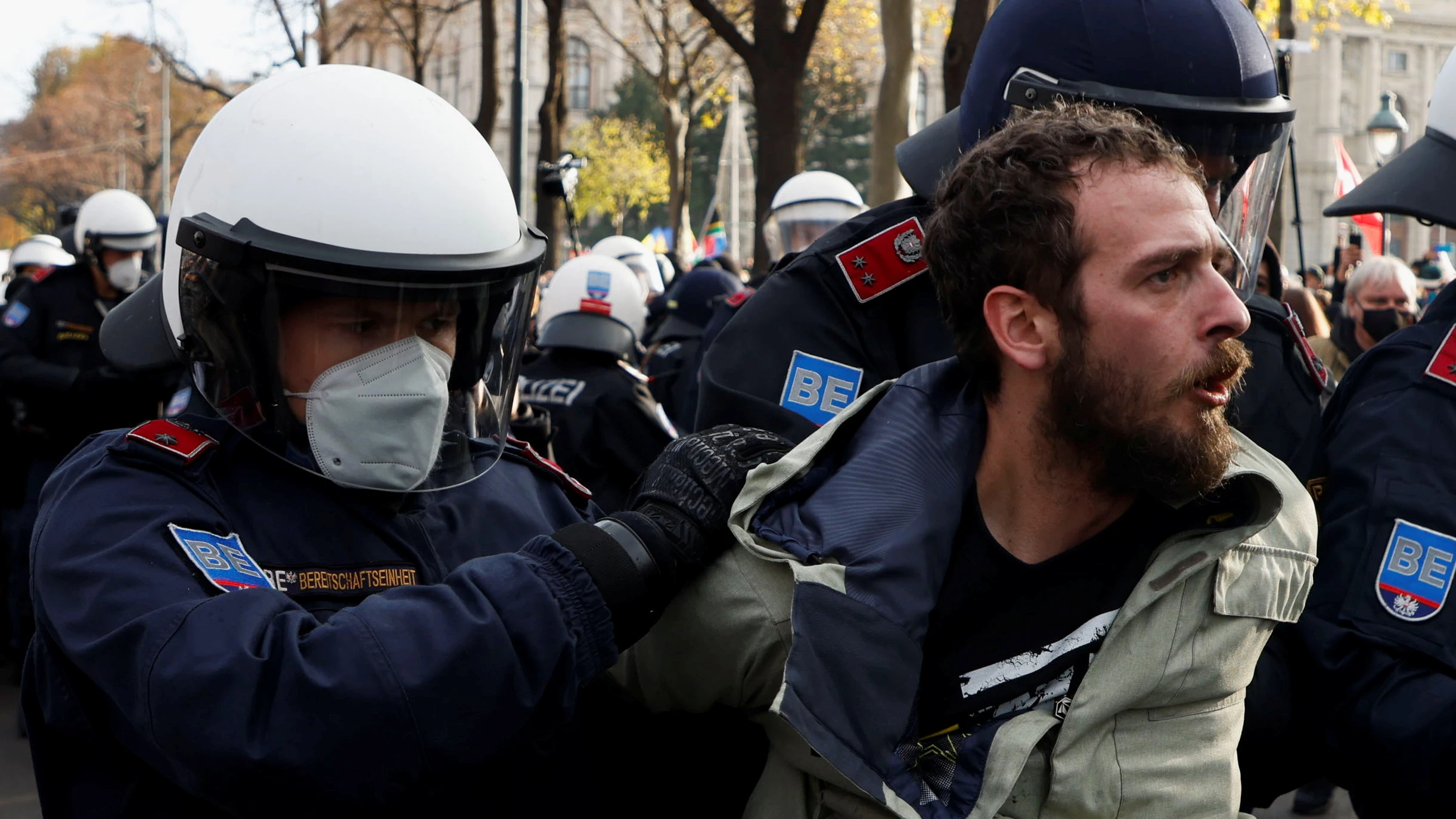 Las autoridades detienen a uno de los manifestantes en las protestas en Viena por los nuevos confinamientos