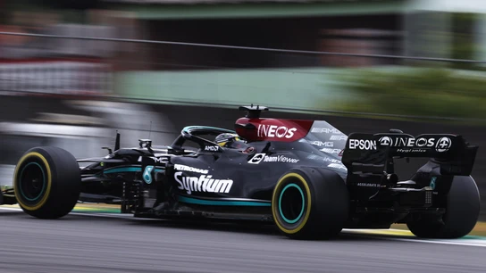 El Mercedes de Hamilton, visto desde atrás El Mercedes de Hamilton, visto desde atrás