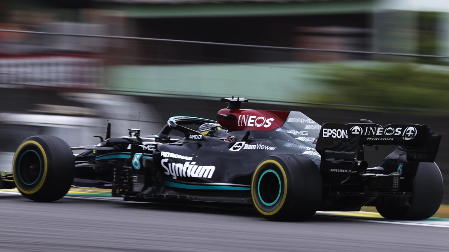 El Mercedes de Hamilton, visto desde atrás El Mercedes de Hamilton, visto desde atrás