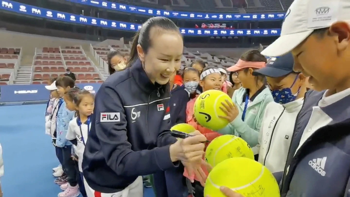 Peng Shuai firma autógrafos a varios aficionados Peng Shuai firma autógrafos a varios aficionados