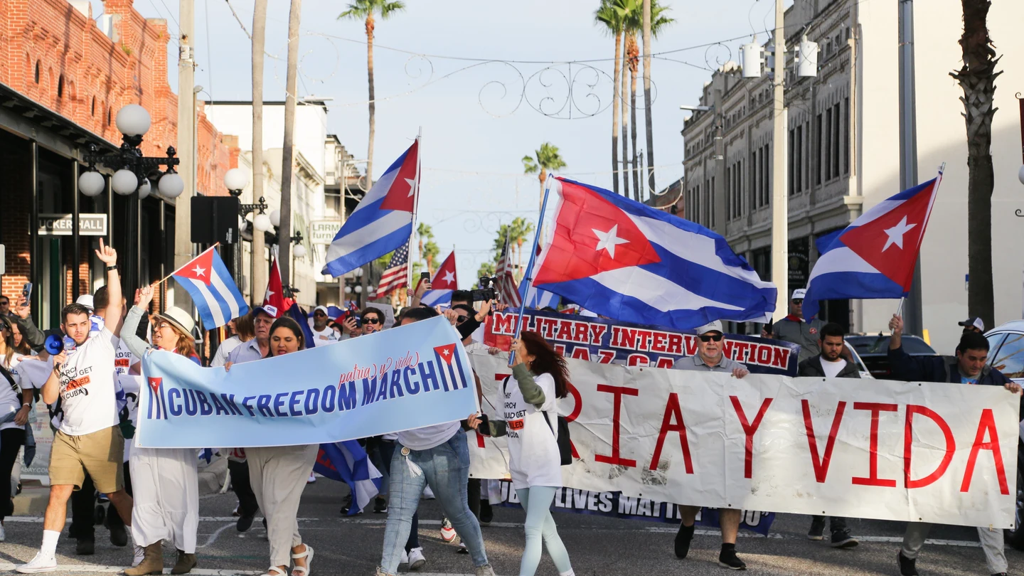 Un grupo de exiliados cubanos pide la intervención militar contra su propio país en una protesta celebrada en Miami. Un grupo de exiliados cubanos pide la intervención militar contra su propio país en una protesta celebrada en Miami.