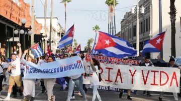 Un grupo de exiliados cubanos pide la intervención militar contra su propio país en una protesta celebrada en Miami.