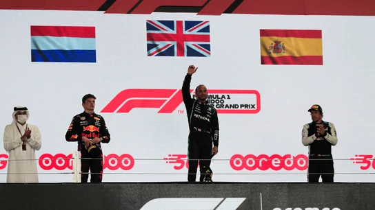 Fernando Alonso, en el podio del GP de Catar junto a Max Verstappen y Lewis Hamilton Fernando Alonso, en el podio del GP de Catar junto a Max Verstappen y Lewis Hamilton