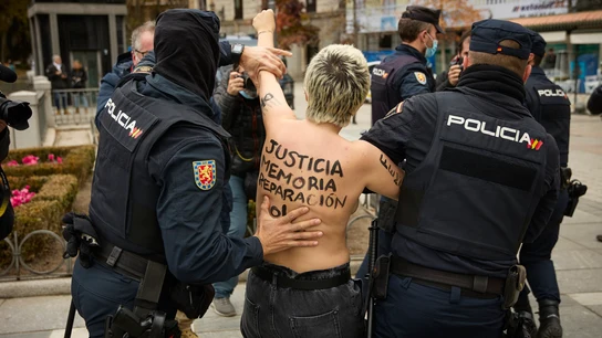 ActivistActivistas de Femen protestan frente a una concentración franquista, en la plaza de Oriente, a 21 de noviembre de 2021, en Madrid. ActivistActivistas de Femen protestan frente a una concentración franquista, en la plaza de Oriente, a 21 de noviembre de 2021, en Madrid.