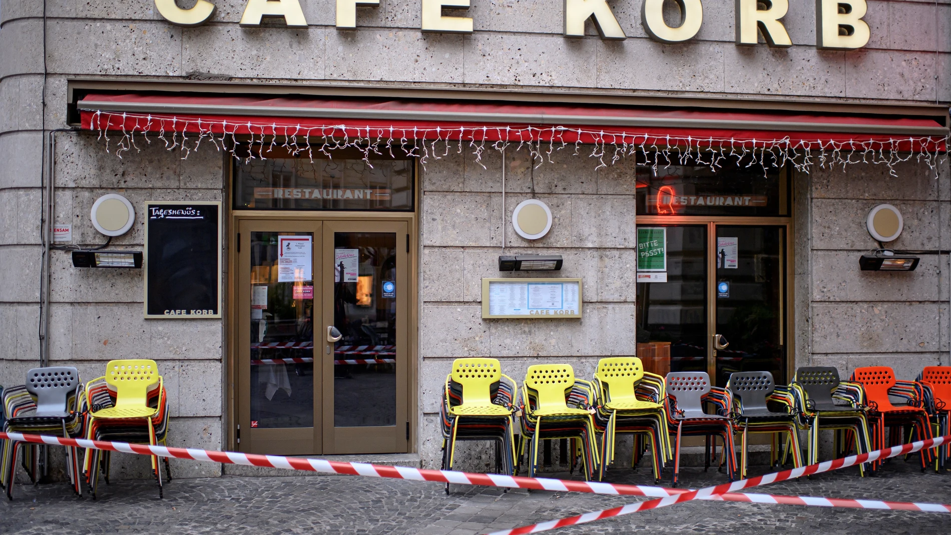 Una cafetería cerrada en Austria por el inicio del confinamiento domiciliario