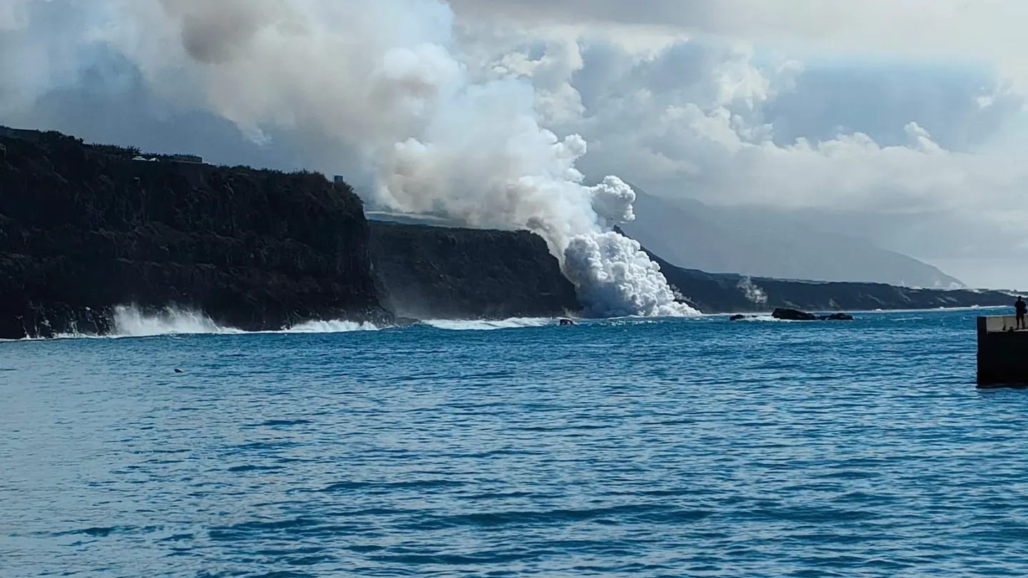 Columna de humo en La Palma por el contacto de la lava con el mar Columna de humo en La Palma por el contacto de la lava con el mar