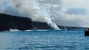 Columna de humo en La Palma por el contacto de la lava con el mar