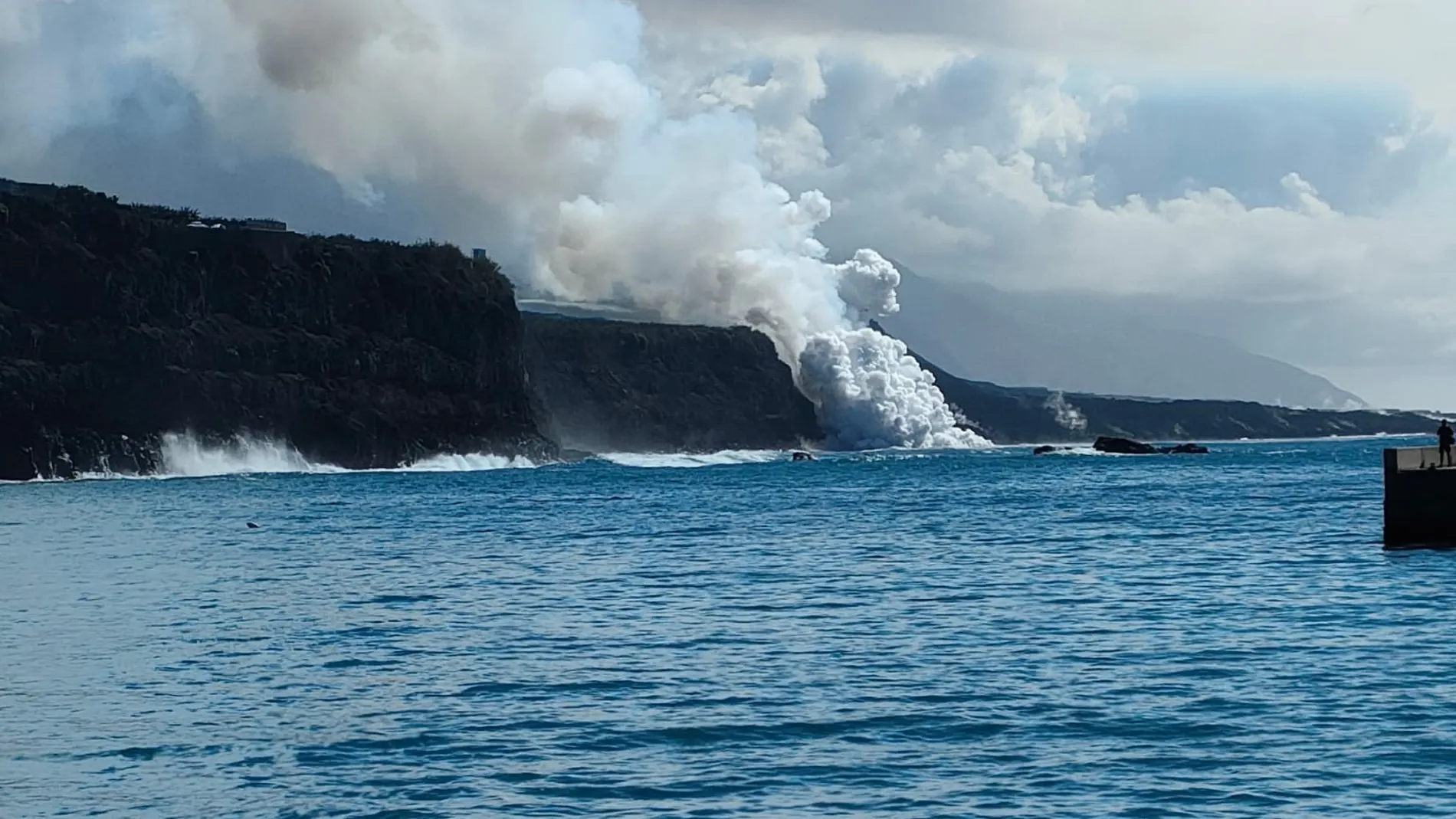 Columna de humo en La Palma por el contacto de la lava con el mar