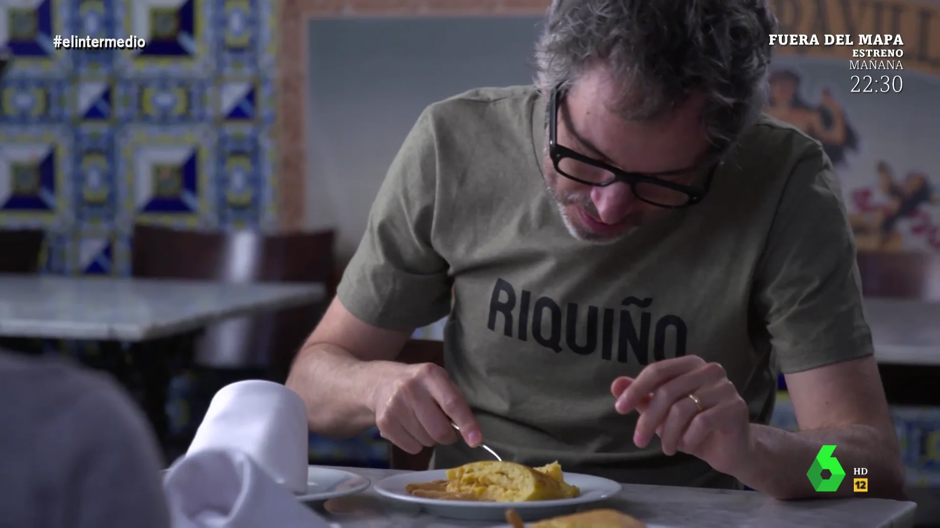 El test gastronómico de Thais Villas a James Rhodes: estas son sus reacciones al probar algunos platos españoles