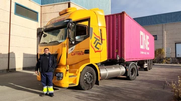 Julián García, extremeño, conduce un camión de 16.000 kg sin carga.