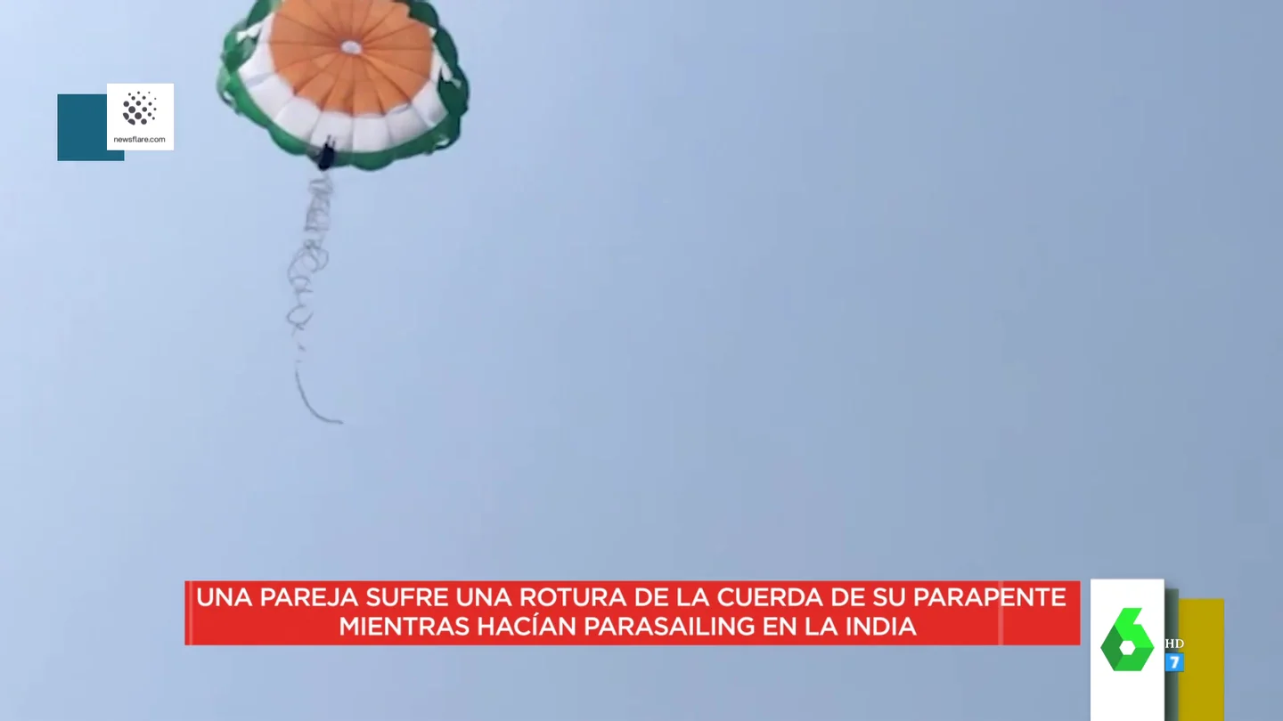 El plan romántico que acabó en un gran susto: el momento en el que una pareja hace parapente sin motor al romperse la cuerda que les sujetaba El plan romántico que acabó en un gran susto: el momento en el que una pareja hace parapente sin motor al romperse la cuerda que les sujetaba