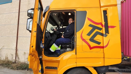 Julián García tiene 48 años y trabaja en la empresa Transportes Carrasco. Julián García tiene 48 años y trabaja en la empresa Transportes Carrasco.
