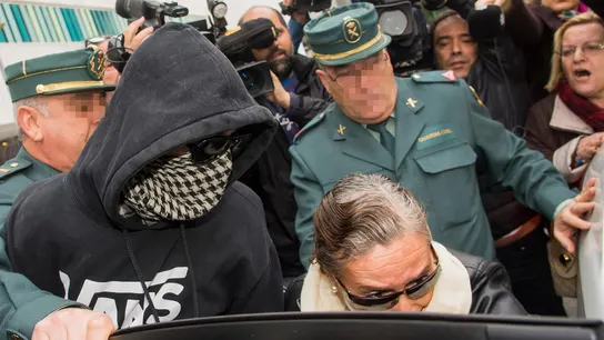 El Cuco y su madre, tras abandonar el juzgado de lo penal 10 de Sevilla, donde se celebró el juicio contra los padres de este joven. El Cuco y su madre, tras abandonar el juzgado de lo penal 10 de Sevilla, donde se celebró el juicio contra los padres de este joven.