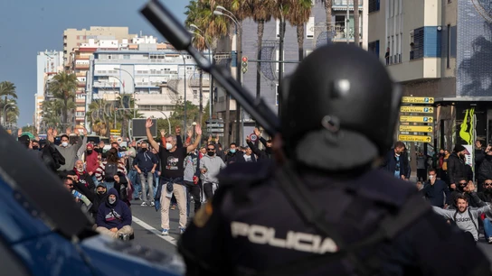 Unidas Podemos rechaza el uso de tanquetas contra los manifestantes de la huelga del metal en Cádiz Unidas Podemos rechaza el uso de tanquetas contra los manifestantes de la huelga del metal en Cádiz