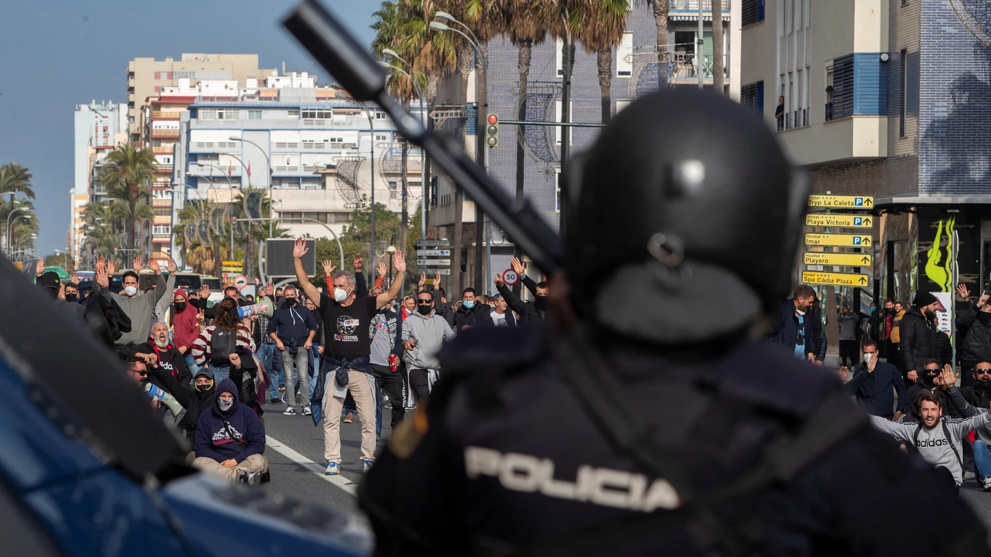 Unidas Podemos rechaza el uso de tanquetas contra los manifestantes de la huelga del metal en Cádiz Unidas Podemos rechaza el uso de tanquetas contra los manifestantes de la huelga del metal en Cádiz