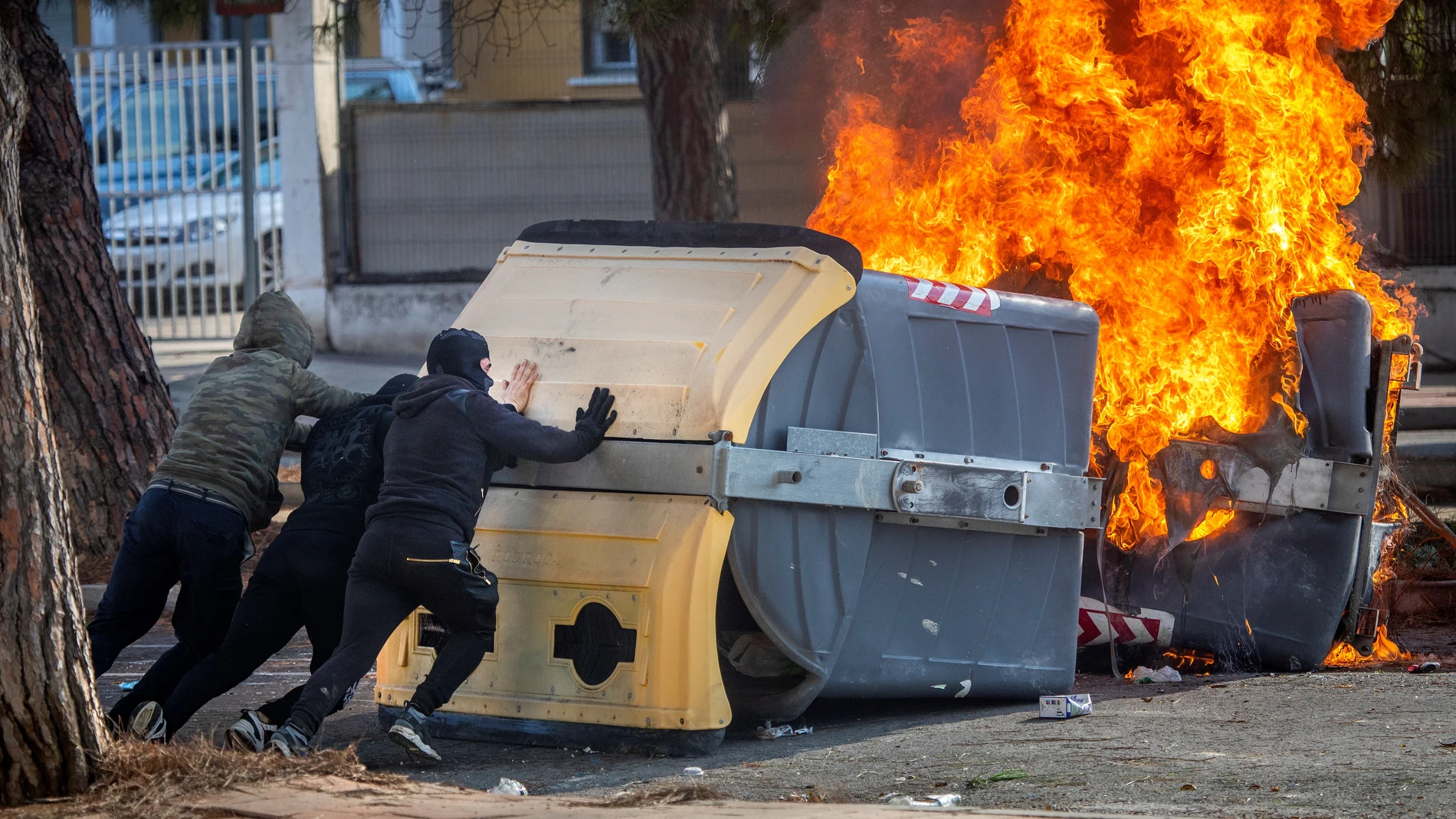 Manifestantes queman un contenedor en la huelga del metal en Puerto Real, Cádiz