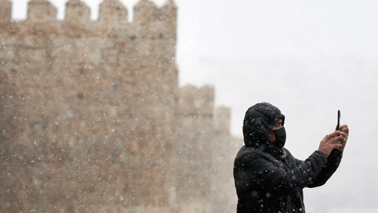 Un hombre se hace una foto con su teléfono móvil junto a la muralla de Ávila durante la primera nevada del otoño en la capital abulense. Un hombre se hace una foto con su teléfono móvil junto a la muralla de Ávila durante la primera nevada del otoño en la capital abulense.