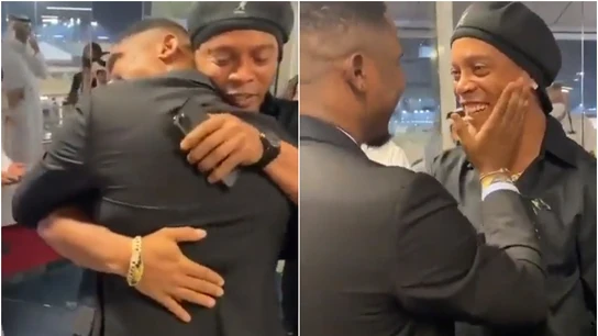 Eto'o y Ronaldinho se funden en un emotivo abrazo Eto'o y Ronaldinho se funden en un emotivo abrazo