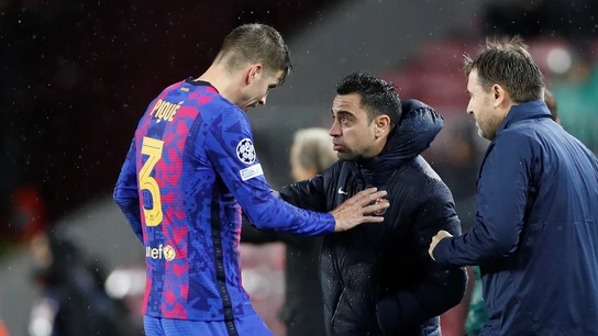 Piqué y Xavi Hernández dialogan durante el Barça-Benfica Piqué y Xavi Hernández dialogan durante el Barça-Benfica