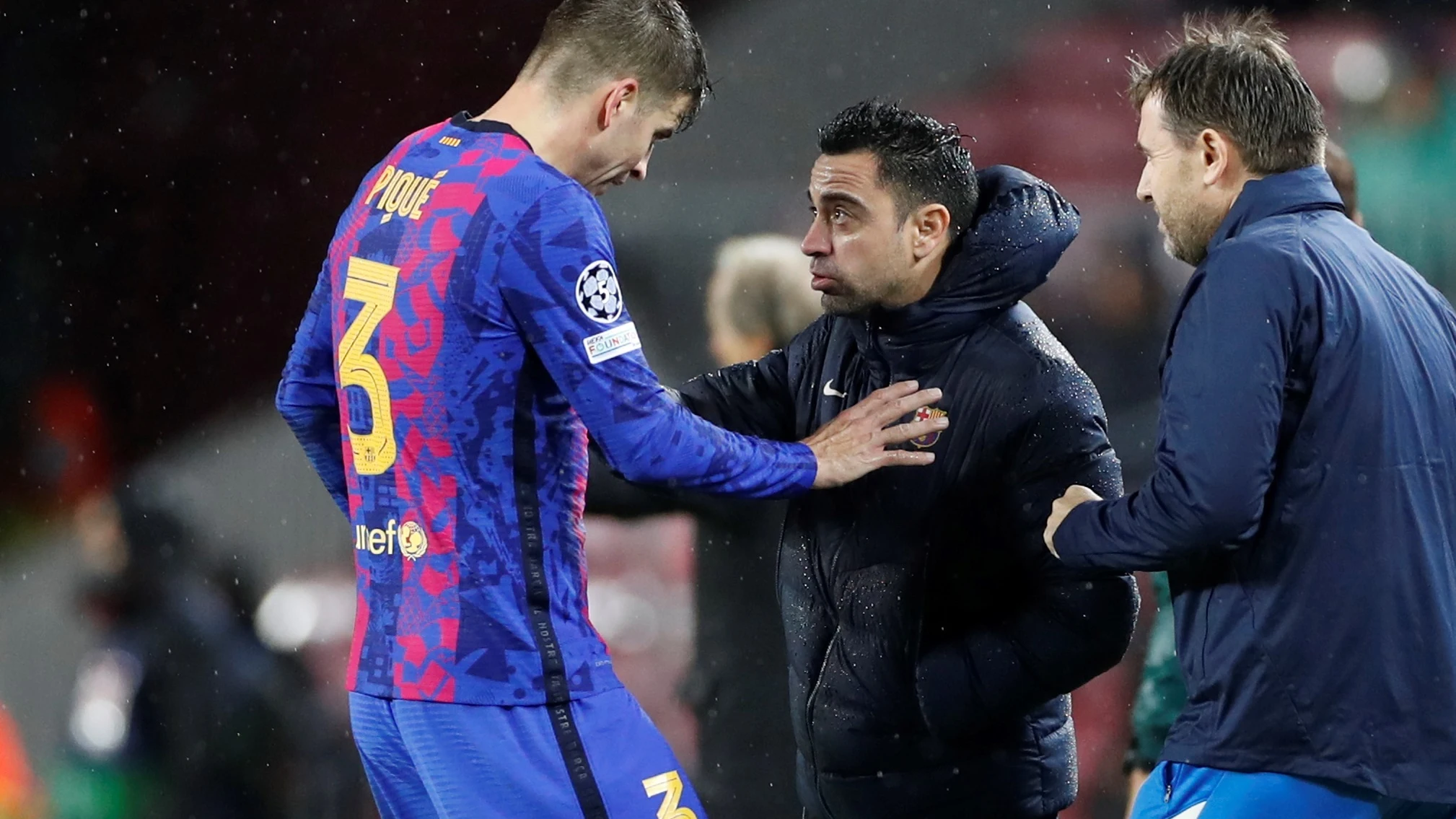 Piqué y Xavi Hernández dialogan durante el Barça-Benfica