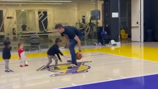 Pau Gasol, jugando con las hijas de Kobe Bryant Pau Gasol, jugando con las hijas de Kobe Bryant