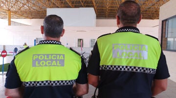 Rescatan a una niña que llamó al 112 después de que su madre la abandonara en un coche para irse de fiesta