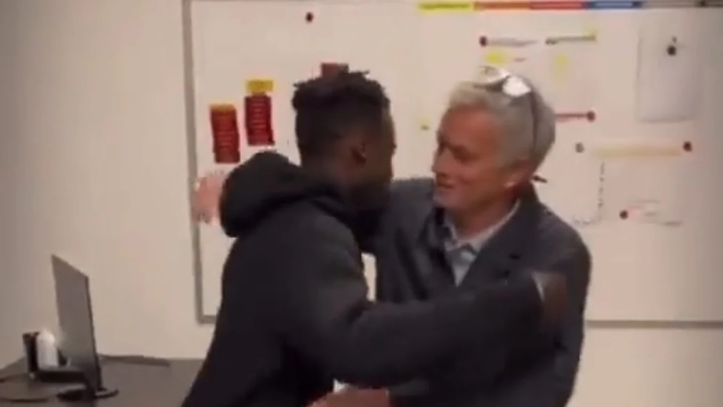 'Detallazo' de Mourinho con su 'perla' de la Roma 'Detallazo' de Mourinho con su 'perla' de la Roma