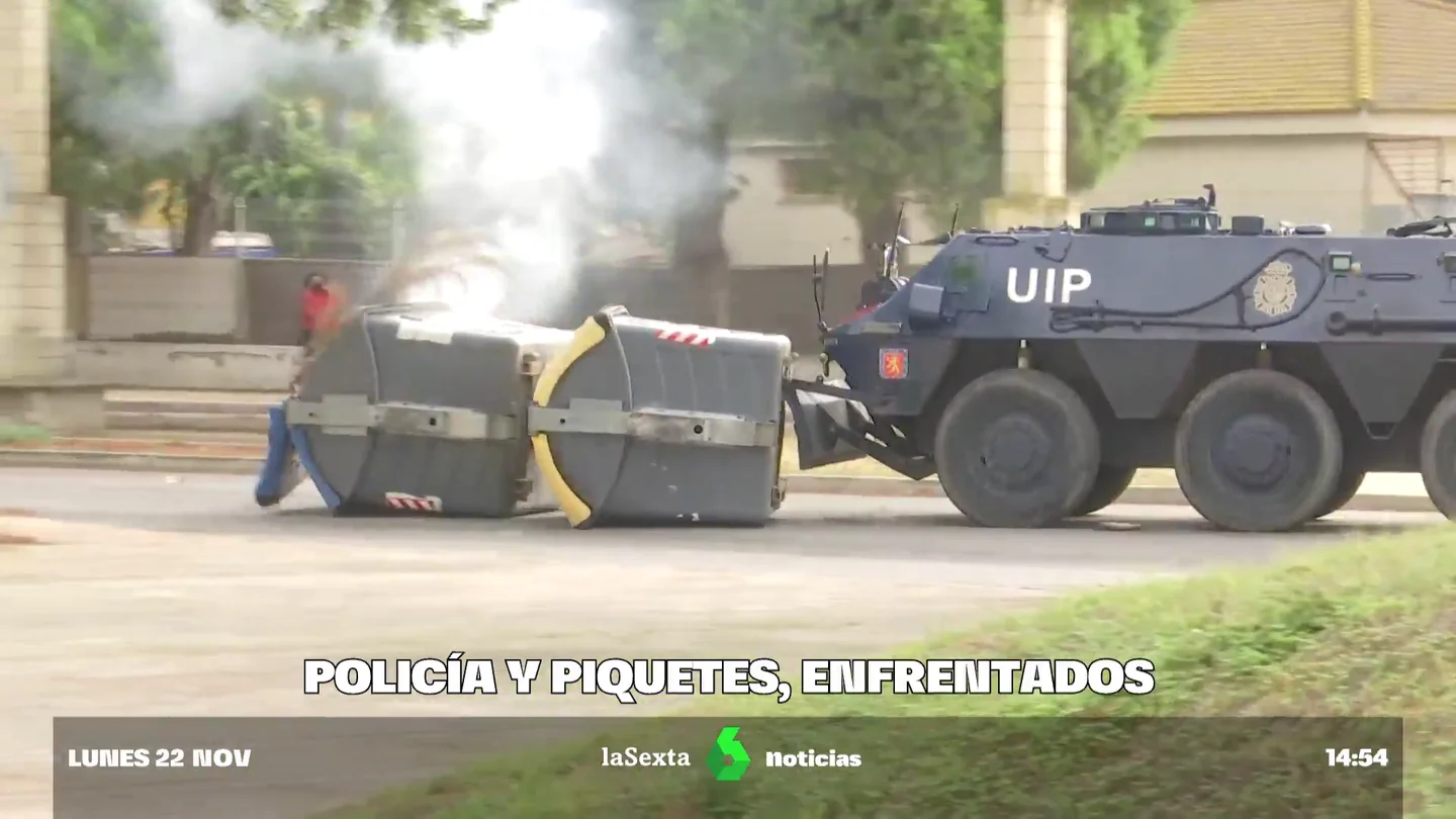 Tanqueta de la UIP en las huelgas del metal de Cádiz Tanqueta de la UIP en las huelgas del metal de Cádiz