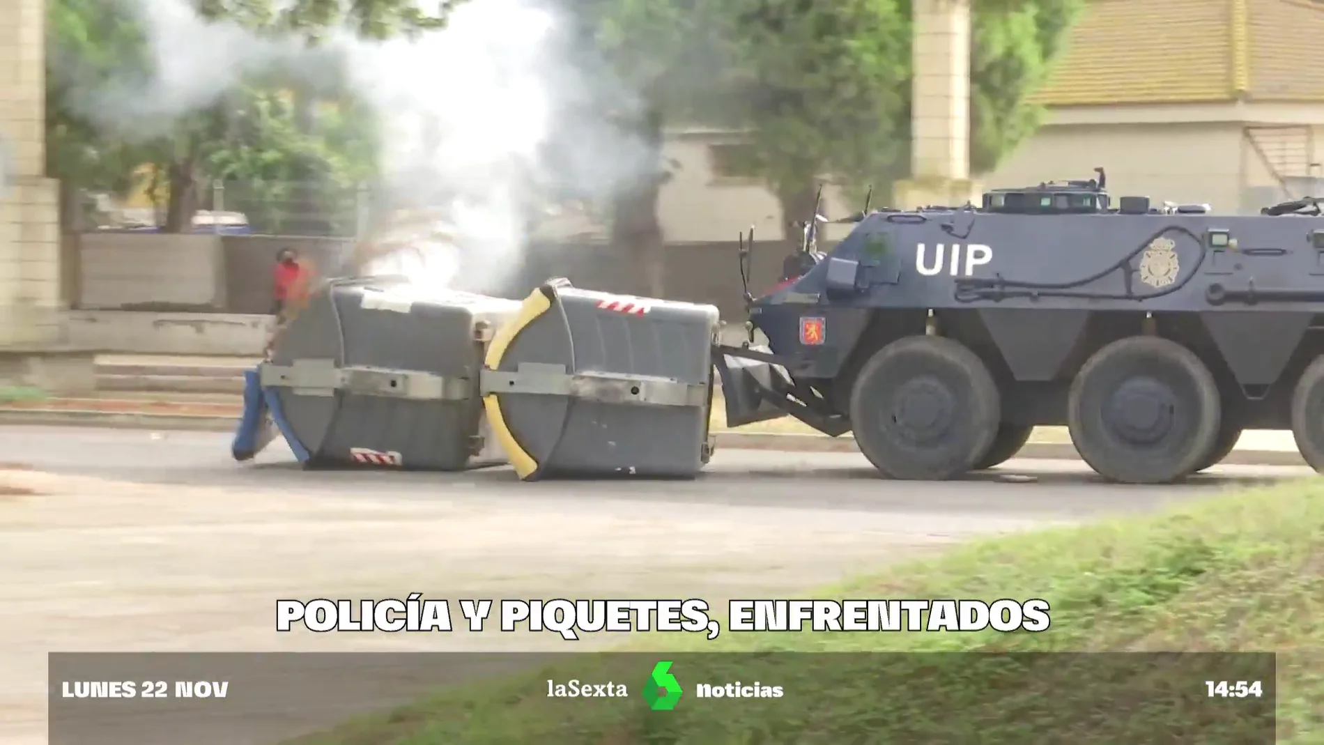 Tanqueta de la UIP en las huelgas del metal de Cádiz