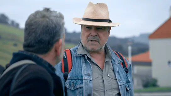 Antonio Resines confiesa cómo son los besos en televisión: "No metas lengua porque te pueden soltar un hostiazo" Antonio Resines confiesa cómo son los besos en televisión: "No metas lengua porque te pueden soltar un hostiazo"