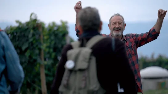 Karlos Arguiñano recibe por sorpresa bailando a Antonio Resines y Alberto Chicote en su espectacular cocina: "¡No nos conocíamos!" Karlos Arguiñano recibe por sorpresa bailando a Antonio Resines y Alberto Chicote en su espectacular cocina: "¡No nos conocíamos!"