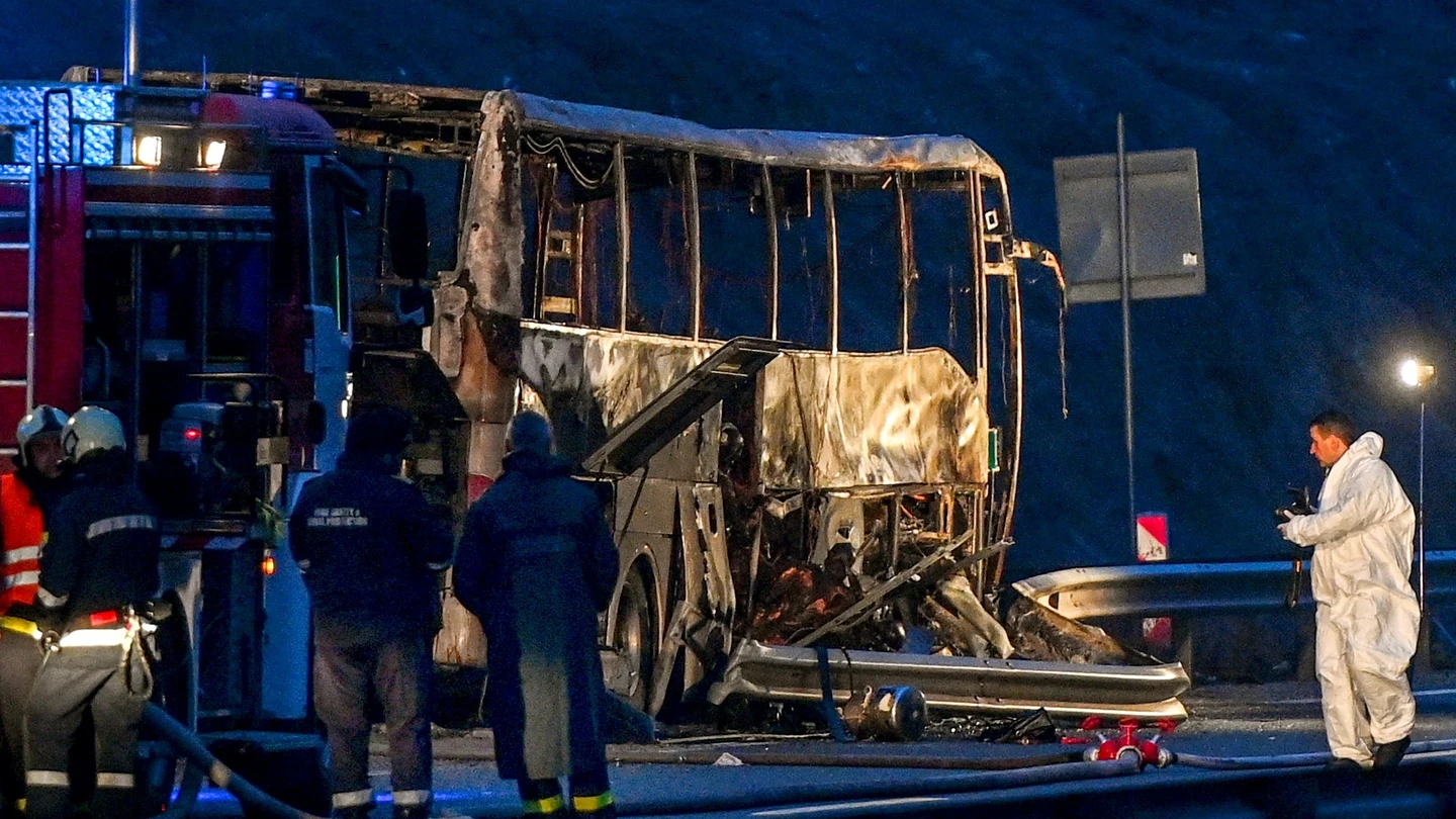 Imagen del autobús calcinado en una carretera de Bulgaria Imagen del autobús calcinado en una carretera de Bulgaria