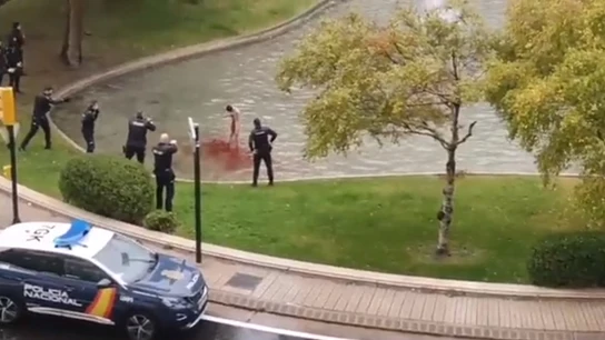Un hombre desnudo muere tras clavarse un cuchillo en una plaza de Zaragoza Un hombre desnudo muere tras clavarse un cuchillo en una plaza de Zaragoza