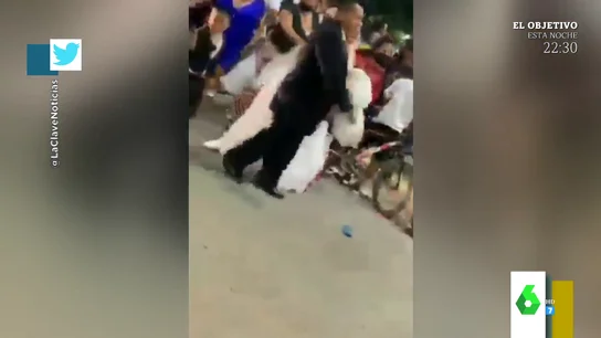 El impactante momento en el que la policía irrumpe en una boda para detener al novio: "¡No llores!" El impactante momento en el que la policía irrumpe en una boda para detener al novio: "¡No llores!"