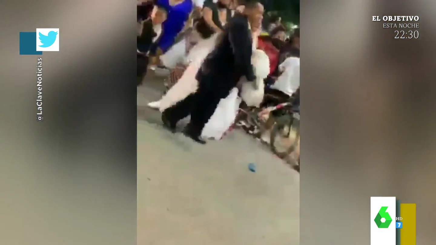 El impactante momento en el que la policía irrumpe en una boda para detener al novio: "¡No llores!" El impactante momento en el que la policía irrumpe en una boda para detener al novio: "¡No llores!"