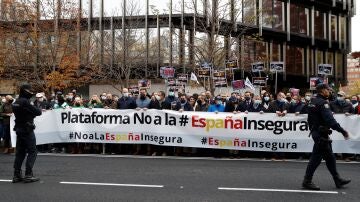 Concentración ante la delegación del Gobierno en Madrid convocada por la plataforma "No a la España insegura", para mostrar su rechazo a la reforma de la ley de Seguridad Ciudadana