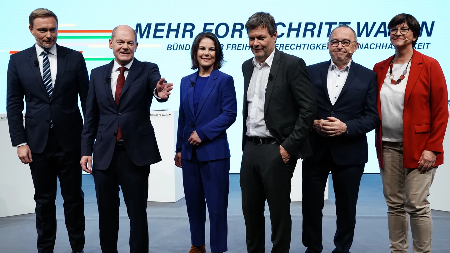 Acuerdo de Gobierno en Alemania: un acuerdo de socialdemócratas, verdes y liberales lleva a Scholz a la Cancillería Acuerdo de Gobierno en Alemania: un acuerdo de socialdemócratas, verdes y liberales lleva a Scholz a la Cancillería
