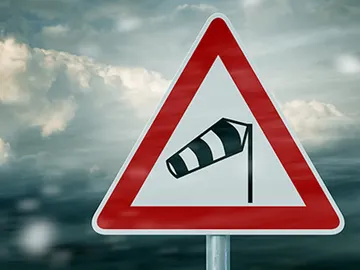 Los consejos para conducir con viento, uno de los fenómenos que más riesgo suponen Los consejos para conducir con viento, uno de los fenómenos que más riesgo suponen