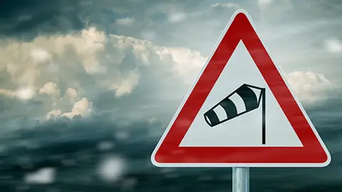 Los consejos para conducir con viento, uno de los fenómenos que más riesgo suponen Los consejos para conducir con viento, uno de los fenómenos que más riesgo suponen