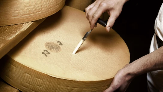 Un momento de la elaboración del queso suizo Le Gruyère AOP Un momento de la elaboración del queso suizo Le Gruyère AOP