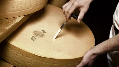 Un momento de la elaboración del queso suizo Le Gruyère AOP