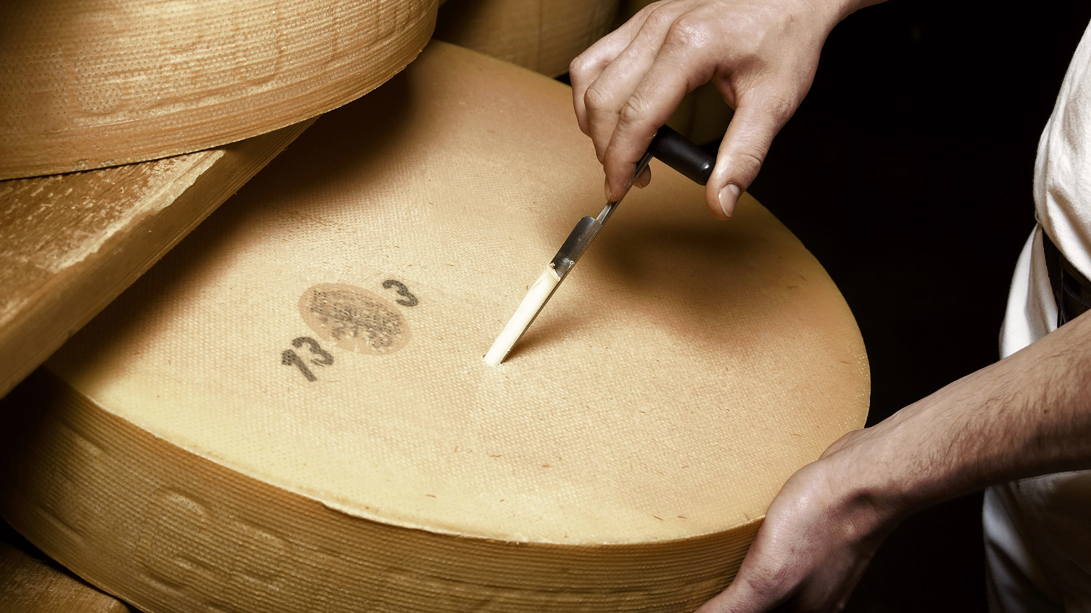 Un momento de la elaboración del queso suizo Le Gruyère AOP