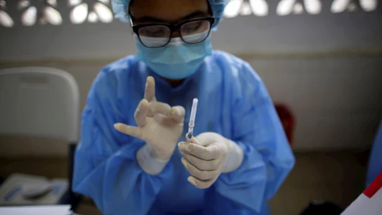 Fotografía de archivo de personal médico mientras coloca la tercera dosis con la vacuna Pfizer Fotografía de archivo de personal médico mientras coloca la tercera dosis con la vacuna Pfizer