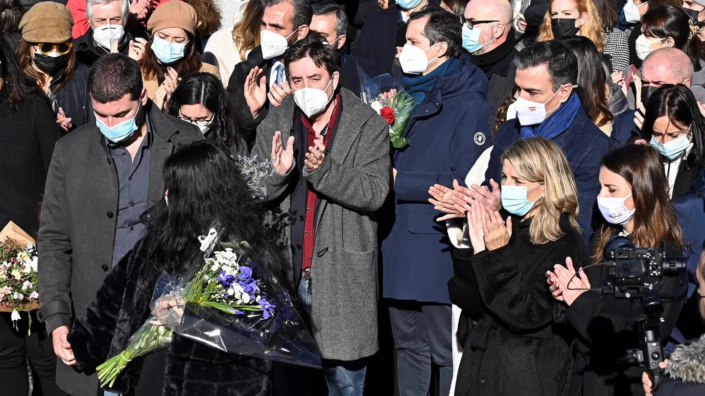 Centenares de personas homenajean a Grandes llevando un libro a su entierro Centenares de personas homenajean a Grandes llevando un libro a su entierro