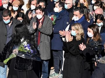 Centenares de personas homenajean a Grandes llevando un libro a su entierro
