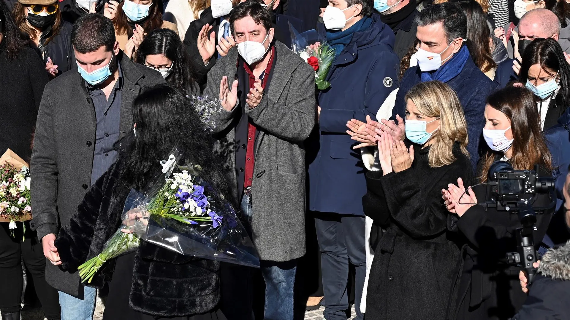 Centenares de personas homenajean a Grandes llevando un libro a su entierro