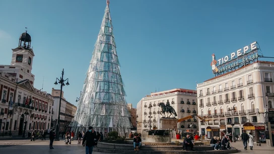 Gente caminado por la Puerta del Sol Gente caminado por la Puerta del Sol