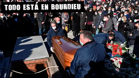 Centenares de personas homenajean a Almudena Grandes en su entierro Centenares de personas homenajean a Almudena Grandes en su entierro