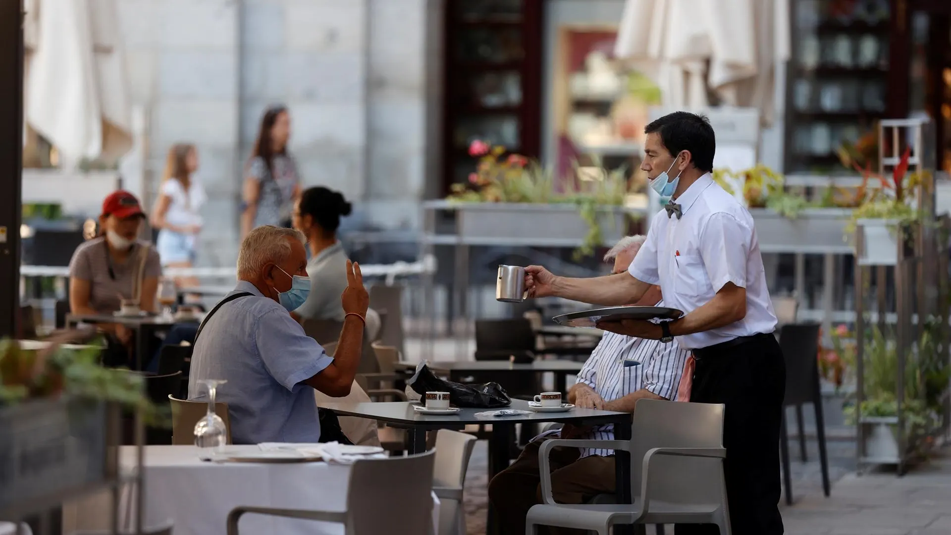 Un camarero atendiendo en una terraza