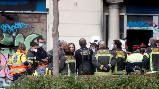 Ada Colau atiende a las explicaciones de los bomberos desplazados al lugar Ada Colau atiende a las explicaciones de los bomberos desplazados al lugar